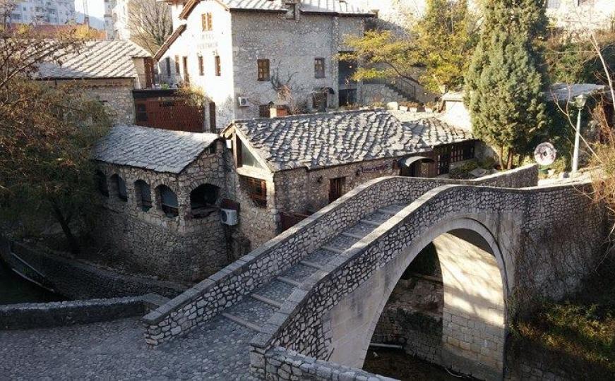 Mostar je danas sunčan, lijep i pitom: Turiste nije briga na kojoj su strani... (FOTO)