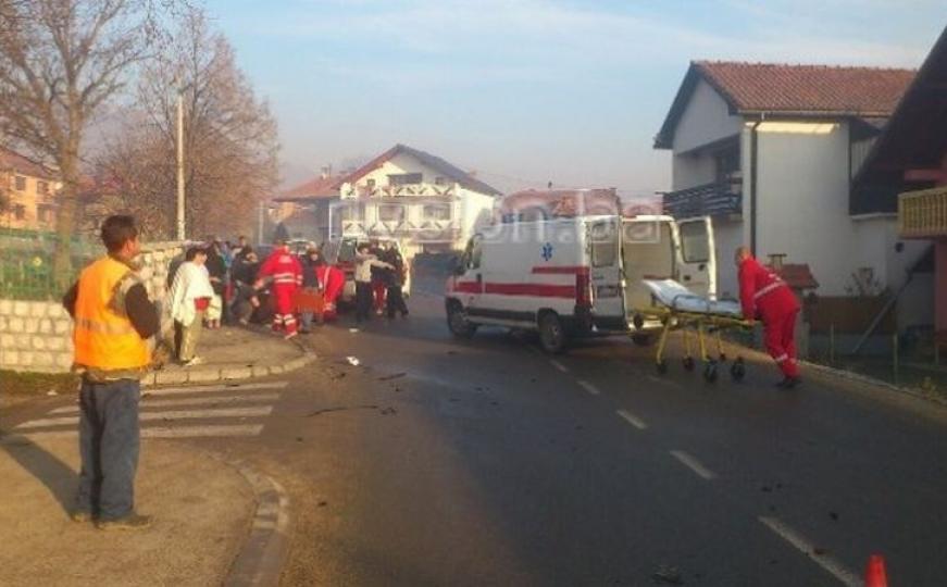 Uletio BMW-om na autobusko stajalište u Tuzli i pobjegao: Povrijeđeno 7 osoba (FOTO)