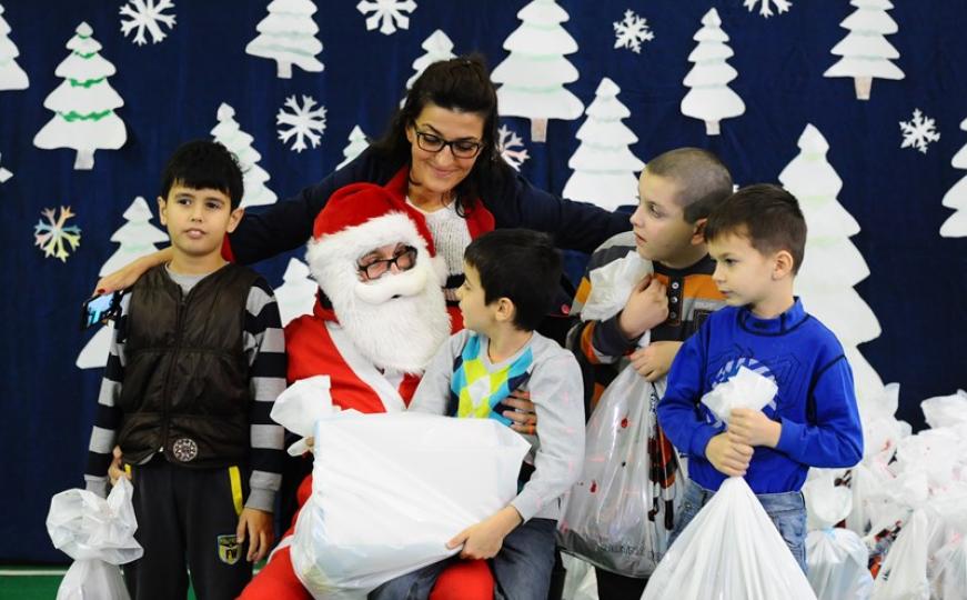 Djed Mraz posjetio mališane iz Zavoda Mjedenica: 219 mališana dobilo paketiće 