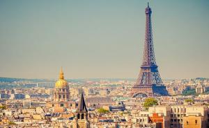 Policajac u centru Pariza ispalio desetak hitaca na automobil, vozač uhapšen