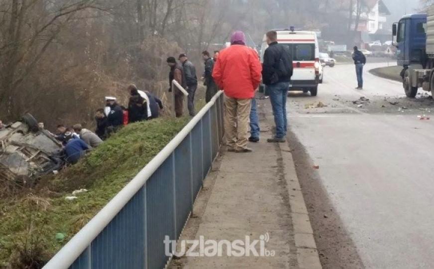 Saobraćajna nesreća: Spašavanje vozača iz prevrnutog automobila u Mihatovićima (FOTO+VIDEO)