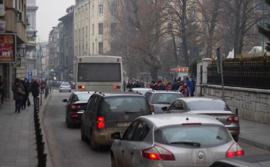 Udes u Sarajevu: Sudarili se automobil i autobus