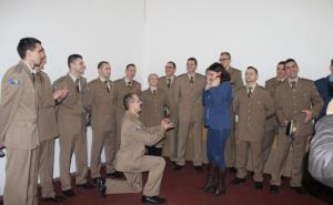 FOTO: Romantični potporučnik zaprosio djevojku na svečanosti u Domu Oružanih snaga u Sarajevu