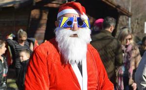 Mostar: Djeda Mrazovi na biciklima donijeli prazničnu čaroliju (FOTO)