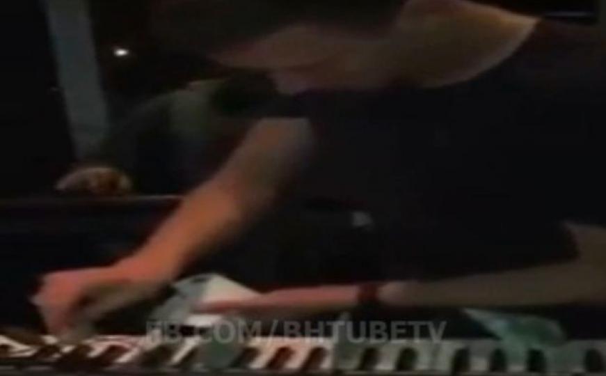 Edin Džeko na Šabanovom nastupu novčanicama okitio klavijaturu i svirače (VIDEO)