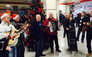 Pero Gudelj pjesmom razveselio posjetioce FIS Viteza (VIDEO)