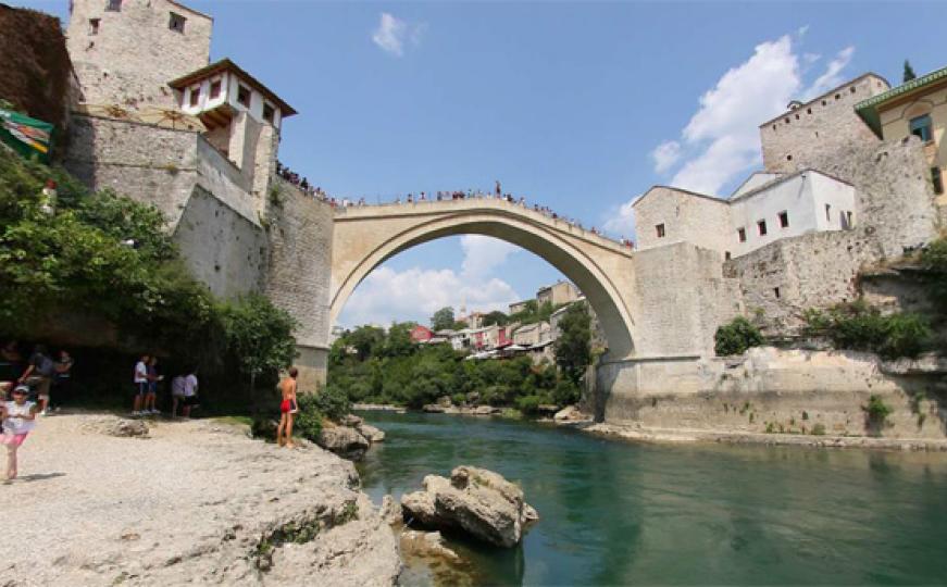 Mostar: Kod benzinske pumpe pronađena minobacačka granata