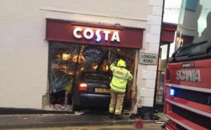 Engleska: Auto uletio u kafić, jedna osoba smrtno stradala (VIDEO)