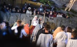 Čarolija badnje noći u Međugorju: Stotine vjernika gledalo Isusovo rođenje u performansu