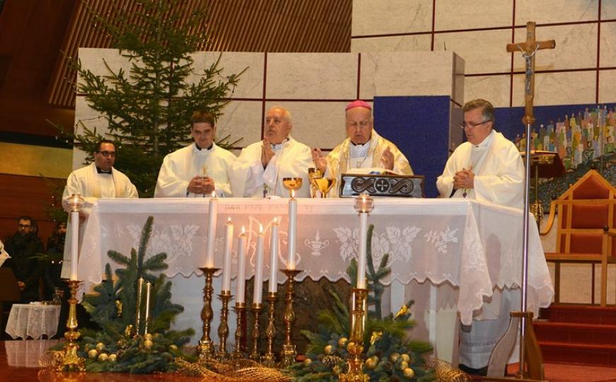 FOTO: Stotine vjernika u mostarskoj katedrali polnoćkom slavile rođenje Isusovo 