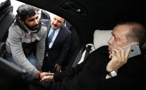 Pogledajte kako je Erdogan spriječio nepoznatog čovjeka da izvrši samoubistvo (VIDEO)