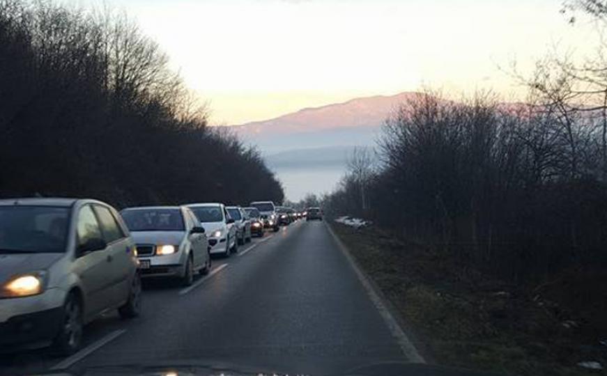 Kilometarske kolone: Zbog udesa, put od Bjelašnice do Sarajeva traje satima... (FOTO)