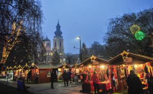 Sarajevo pred Novu godinu: Pune ruke poklona, sniženja i akcije... (FOTO)