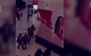 Britanija: Mladić mačetom napao kupce u tržnom centru (VIDEO)