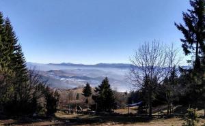 Sarajevo: Dok se grad 'guši' u magli i smogu, na Čavljaku je pravo proljeće (FOTO)