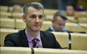Bh. političar vratio 5 hiljada KM u budžet i poručio: Vrijeme je da se odreknemo privilegija