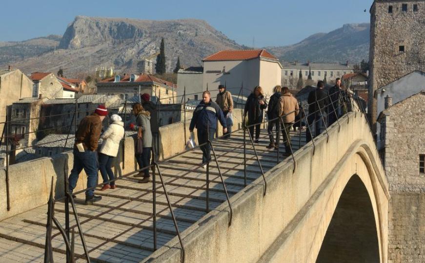 Mostar okupan suncem: Decembarsko 'proljeće' u gradu na Neretvi (FOTO)