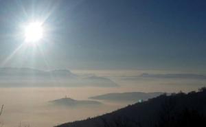 FOTO: Sunčana brda i oblaci od smoga iznad Sarajeva