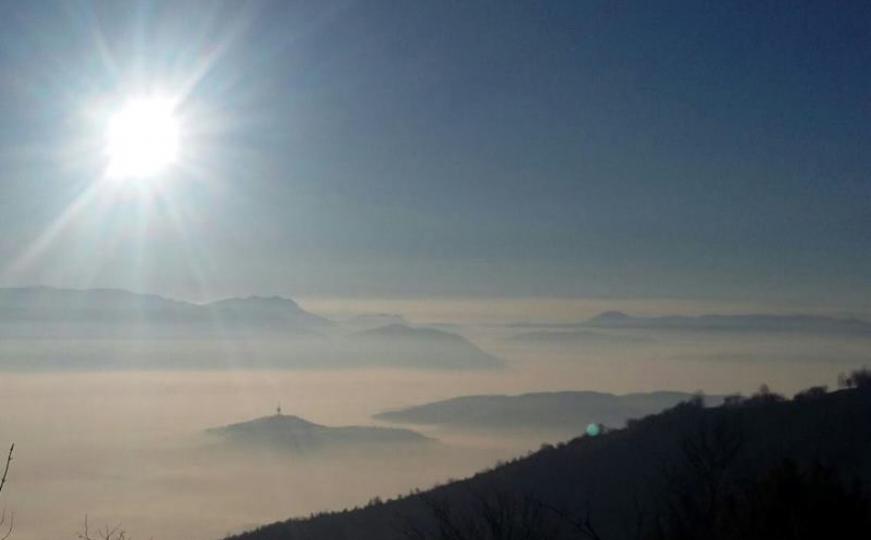 FOTO: Sunčana brda i oblaci od smoga iznad Sarajeva