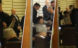 FOTO: Pogledajte kako je osiguranje izbacilo predsjednicu Saveza sindikata RS-a iz Skupštine