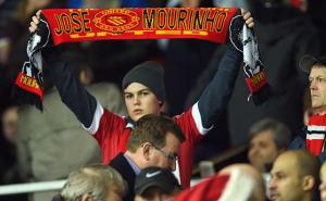 Ispred stadiona Manchester Uniteda rasprodani šalovi s likom Mourinha