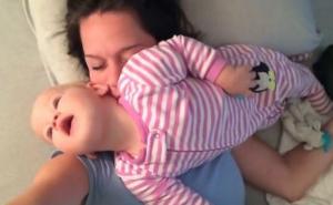 Baby alarm: Kada jedna beba pokušava probuditi mamu (VIDEO)