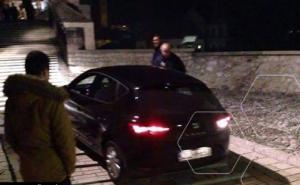 FOTO: Pokušao autom preći preko Starog mosta u Mostaru