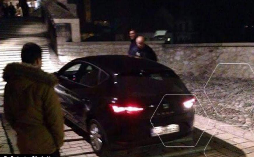 FOTO: Pokušao autom preći preko Starog mosta u Mostaru