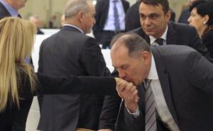 Ministar sigurnosti BiH i džentlmen na sjednici: Mektić poljubio ruku stranačkoj kolegici