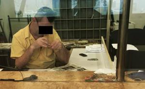 Na šalteru pošte u Sarajevu: Čiko reže nokte (FOTO)