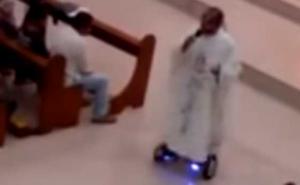 Crkva suspendirala svećenika koji je misu vodio na - hoverboardu (VIDEO)