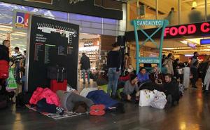 FOTO: Istanbul blokiran snijegom, putnici na aerodromima nezadovoljni odgađanjem letova