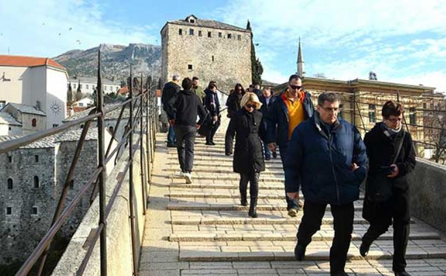 FOTO: Prvog dana 2016. godine stari dio Mostara preplavljen turistima