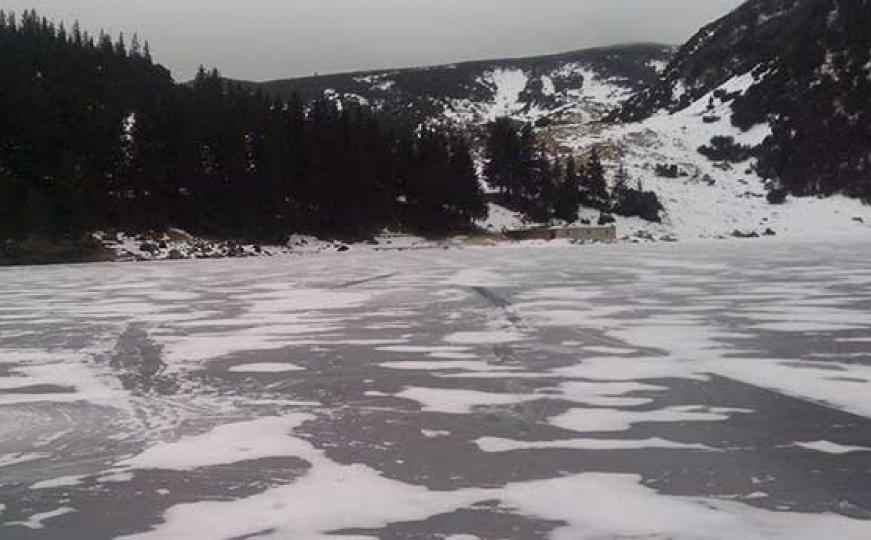 FOTO: Zima 'steže' Prokoško jezero prvog dana nove godine