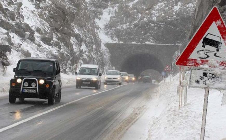 Vozači, oprezno danas: Poledica, klizave ceste, snijeg...