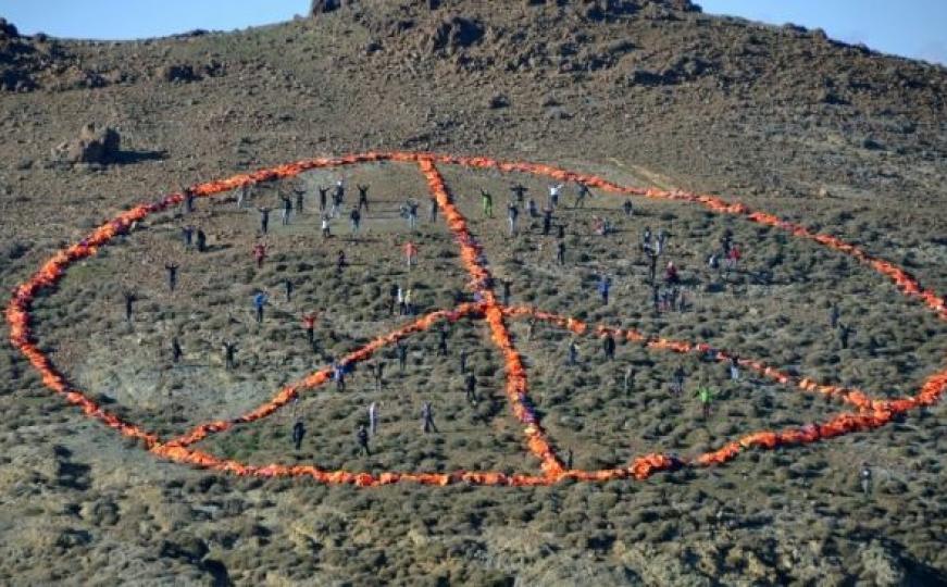 Na Lezbosu izrađen znak mira od izbjegličkih prsluka za spašavanje (FOTO)