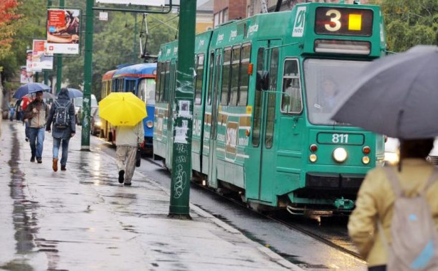 Sarajevo: Automobil završio na tramvajskim šinama