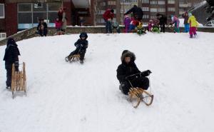 Sniježne radosti u Zenici: Sankanje u centru grada (FOTO)