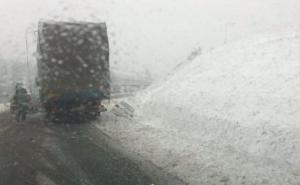 FOTO: Udes u Vogošći, automobilom sletio s ceste