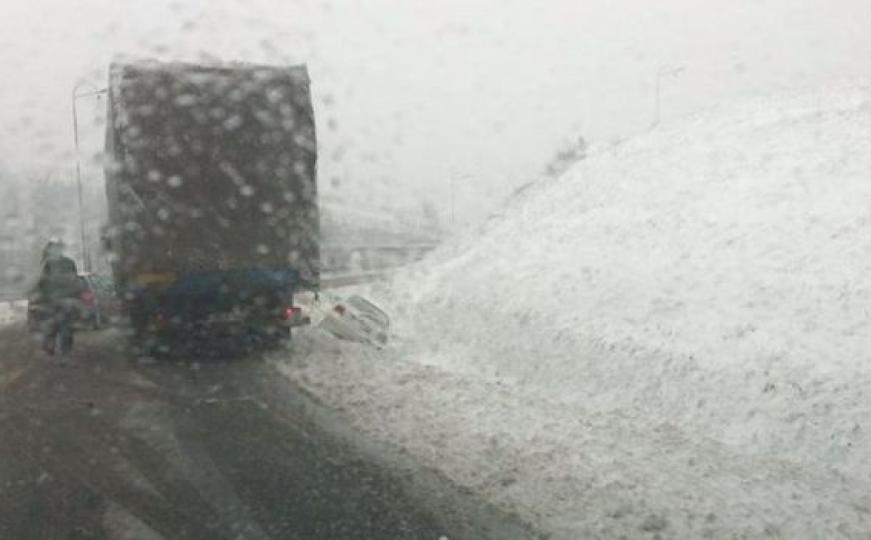 FOTO: Udes u Vogošći, automobilom sletio s ceste