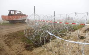 Aktivisti sijeku žičanu ogradu na granici Slovenije i Hrvatske