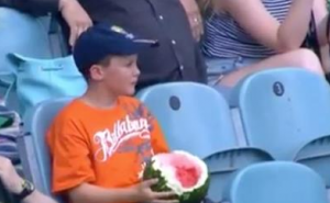 Lubenica dječak: Prva zvijezda interneta u novoj godini (VIDEO)