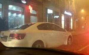 FOTO: Sarajlija parkirao automobil nasred Titove i 'skoknuo' do picerije