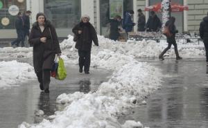 FOTO: Sarajevo ponovo nespremno dočekalo snijeg, slalom za pješake u Ferhadiji
