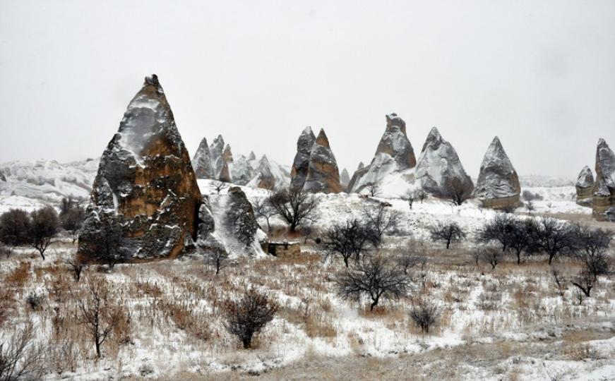 Turistička destinacija pod bijelim pokrivačem: Kapadokiju prekrio snijeg (FOTO)