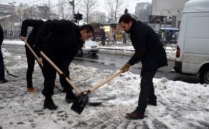 FOTO: Gradonačelnik Beograda čistio snijeg s trotoara