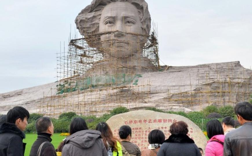 Kina: Džinovska pozlaćena skulptura Mao Tse-tunga