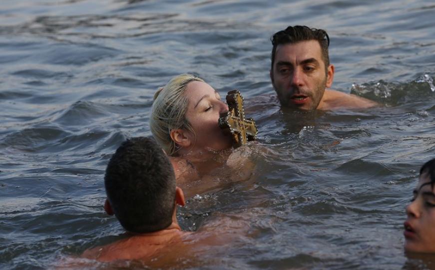 FOTO: Pravoslavci u Turskoj tradicionalnim vađenjem krsta iz mora dočekuju Božić 