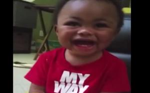 Pa se ne nasmijte s njim: Nema ništa ljepše od dječije radosti (VIDEO)