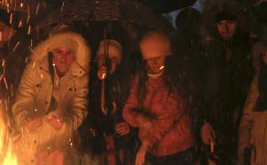 FOTO: Tradicionalnom paljenju badnjaka u Banjoj Luci prisustvovali Ivanić i Dodik